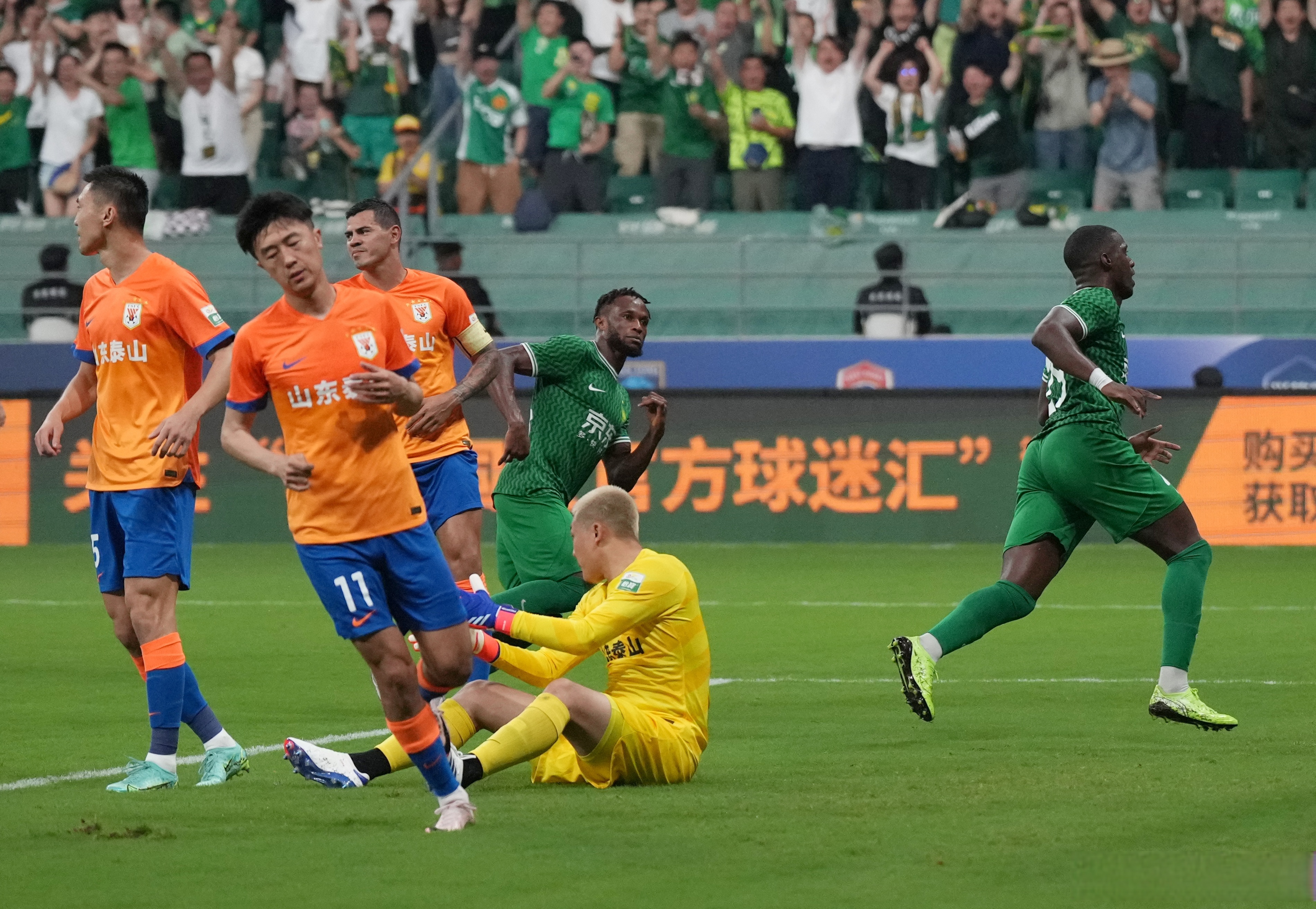 清晨AC米兰备战全明星赛，回应争议细节曝光，压力陡增，团队化学反应显著(卢浮宫遭抢细节曝光)